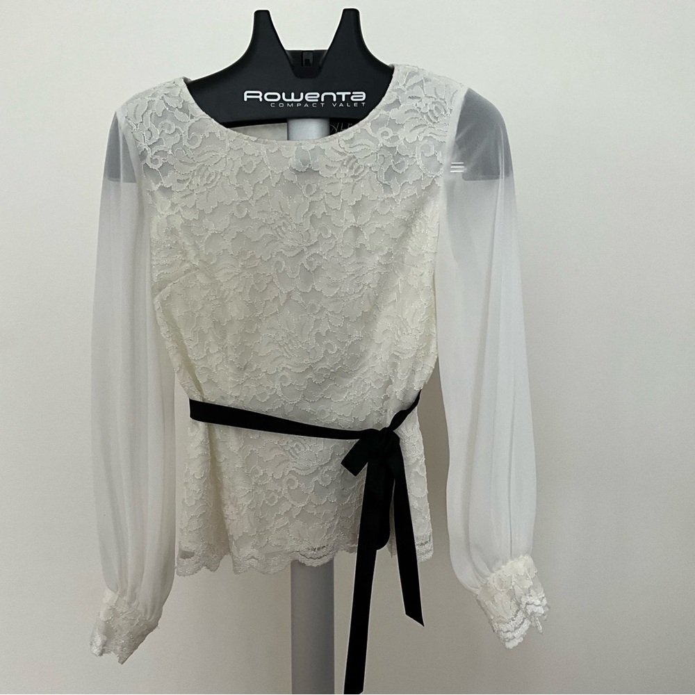 LACE TOP WITH TIE BELT